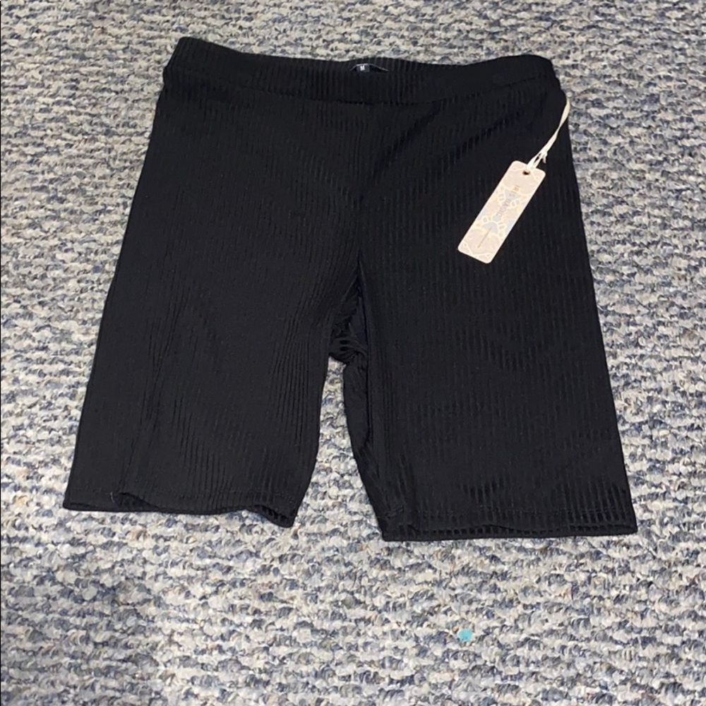 Cute ribbed biker shorts.